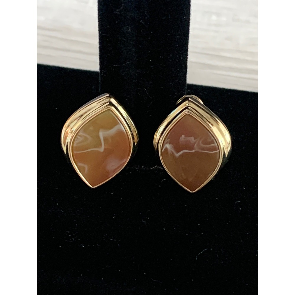 Vtg TJR Gold Tone Marbled Amber Resin Shield Clip On Earrings Retro‎ Mid Century